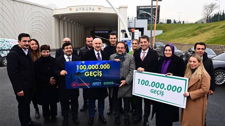 Bakan Karaismailoğlu’ndan Avrasya Tüneli’nden geçen 100 milyonuncu araca hediye