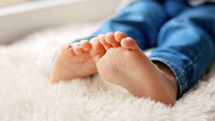 Geçmeyen bel ağrısının az bilinen bir nedeni! Çocuğunuzun ayak izlerine dikkatli bakın, çünkü… 