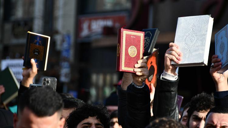 İsveç’te Kur’an-ı Kerim’in yakılması, Hamburg’da protesto edildi