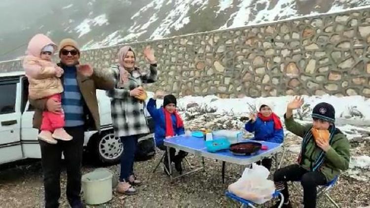 Kar yağışını fırsata çevirip doğada piknik yaptılar