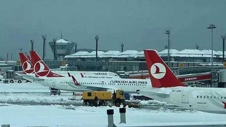 İstanbulda hava ulaşımına kar engeli Pegasus ve THYden açıklama geldi