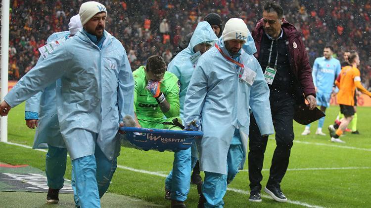 Galatasarayda Fernando Muslera sedyeyle oyundan çıktı