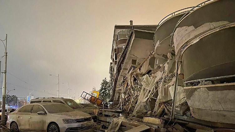 Türkiye depremi dünyada manşet... Mısırdan Gürcistana kadar hissedildi İtalya tsunami alarmı verdi