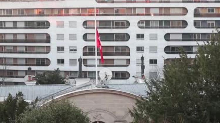 Paris Büyükelçiliğinde Türk bayrağı yarıya indirildi
