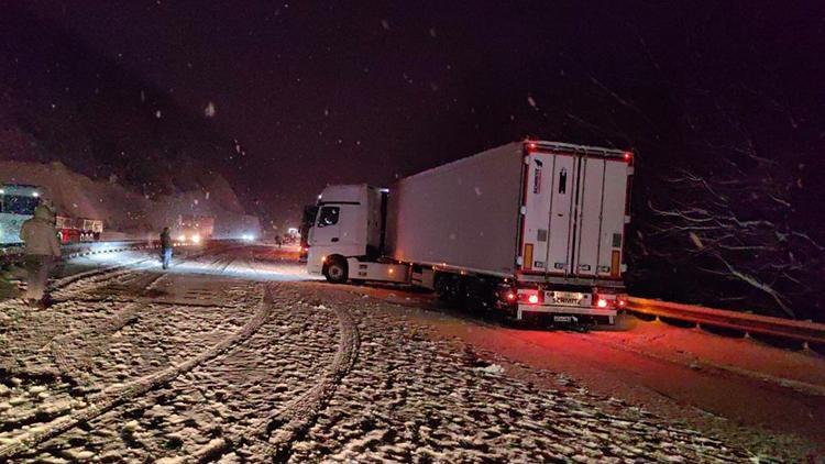 Bursa Ankara karayolunda tırların kayması sebebiyle kapanan yollar trafiğe açıldı