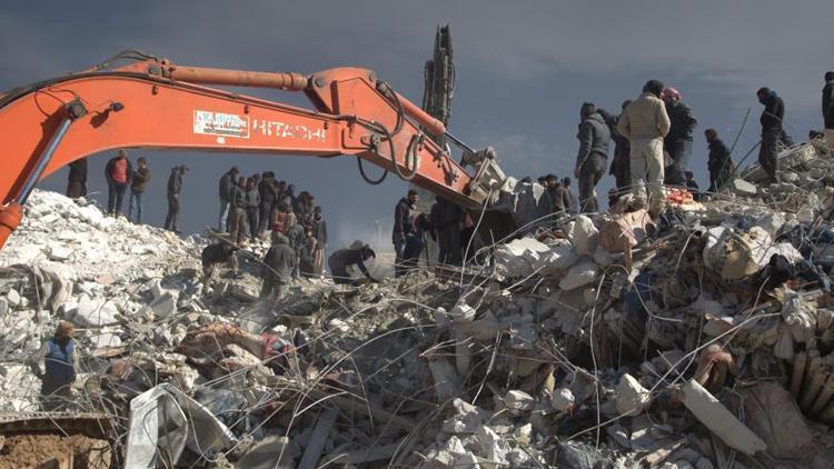 İdlib’de enkaz altındaki arama kurtarma çalışmaları sürüyor