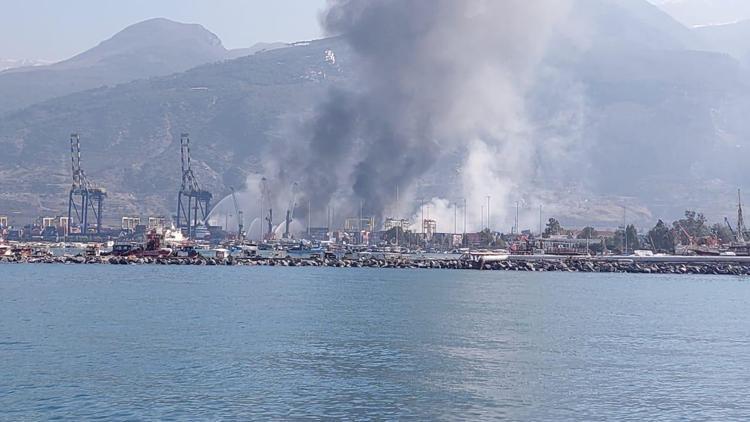 İskenderun Limanındaki yangında soğutma çalışmaları devam ediyor