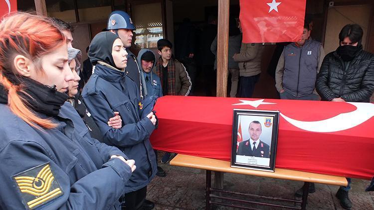 Depremde hayatını kaybeden Astsubay Kıdemli Başçavuş Naim Özkayaya kızlarından üniformalı veda