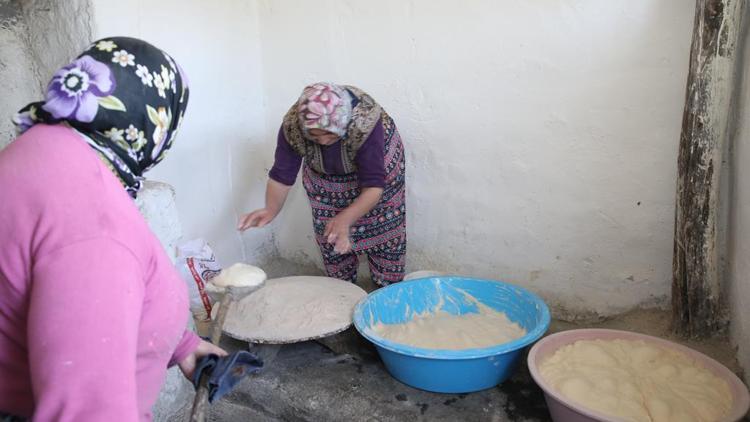 Akyurtlu kadınlar köy ekmeği gönderdi