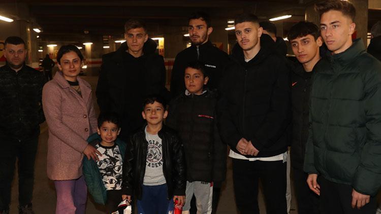 Kahramanmaraştan İstanbula gelen depremzede aile, Galatasaraylı futbolcularla buluştu