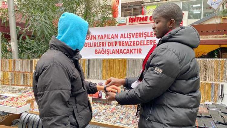 Senegalli seyyar satıcı Ebubekir, kazancını AFADa bağışladı