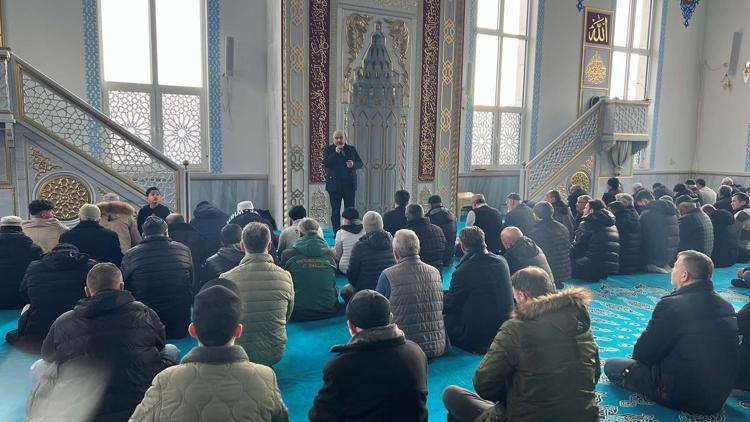 Depremde hayatını kaybedenler için gıyabi cenaze namazı kılındı