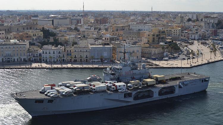 İtalyadan Türkiyeye yardım taşıyan askeri gemi yola çıktı