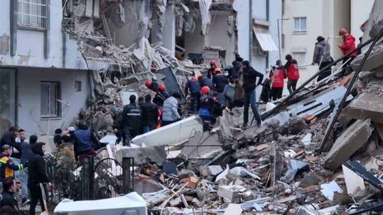 Deprem bölgesinde cep telefonları neden aksadı... Telekom şirketleri ne yaptı, ne yapıyor