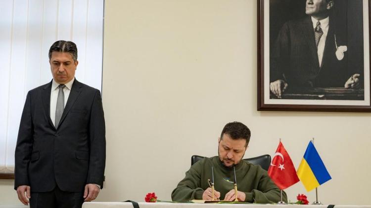 Zelenskiy, Türkiyenin Kiev Büyükelçiliğini ziyaret etti