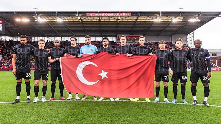 Hull Cityden Türk bayraklı saygı duruşu