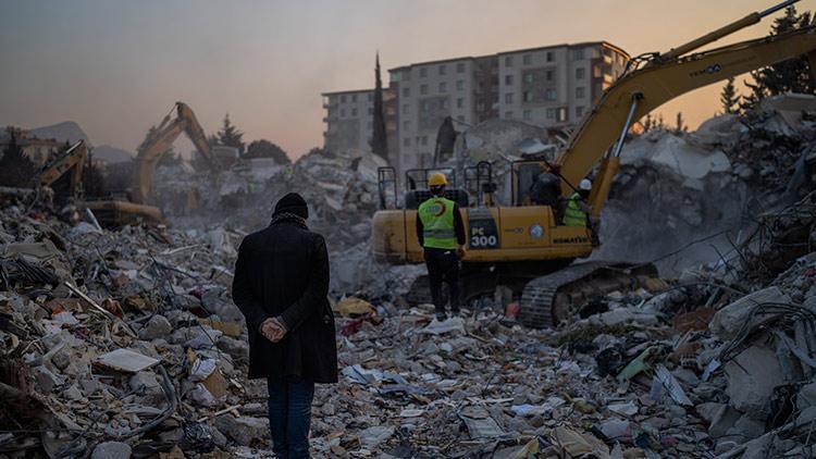 Türkiye depremi dünyada manşet... Yunan ekip kahraman gibi karşılandı BBC mucize bebek Yağızın hikayesini yazdı