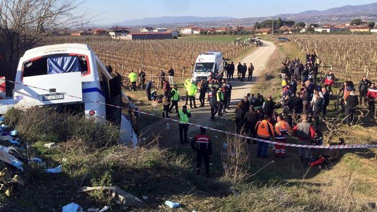 Manisada TIRın çarptığı servis midibüsü şarampole düştü: 17 işçi yaralı