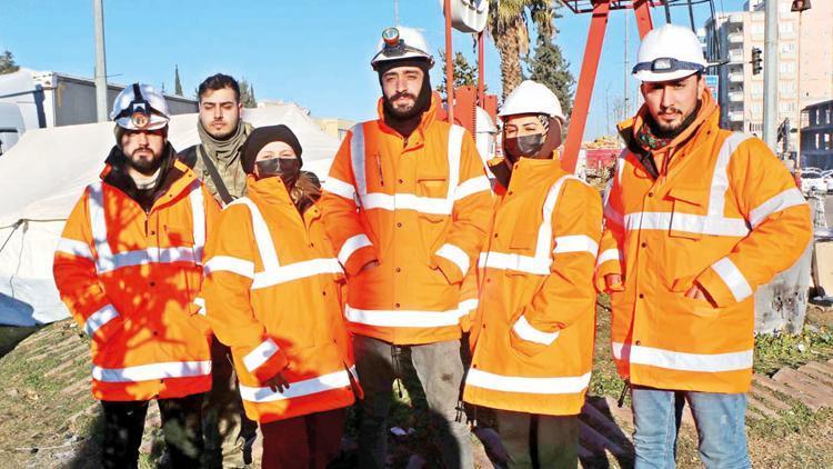 Enkazda buldukları altın ve dövizi teslim etti