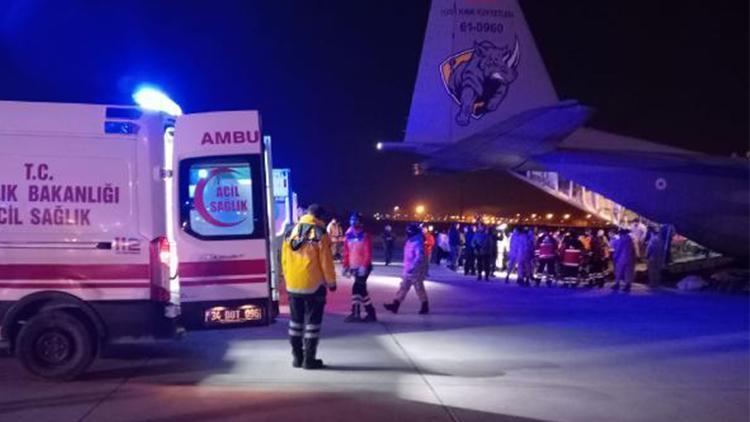 Depremde yaralanan 49 kişi askeri kargo uçağı ile İstanbula getirildi