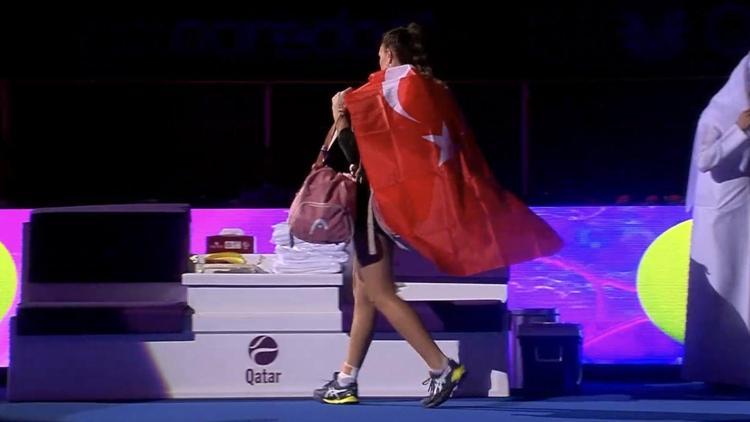 Milli tenisçi İpek Öz, maça Türk bayrağıyla çıktı