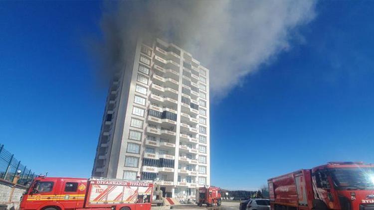 14 katlı apartmanın son katında çıkan yangın, söndürüldü