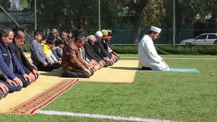 Camilerin yıkıldığı Hatayda depremzedeler halı sahada namaz kılıyor