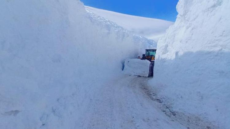 Askeri üs bölgesi yolu kapandı, kar kalınlığı 5 metreyi geçti