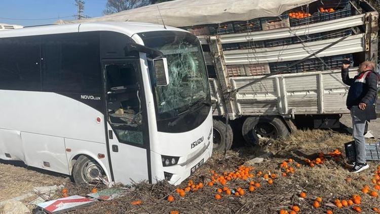 Mersinde cezaevi midibüsü ile kamyon çarpıştı: 23 yaralı