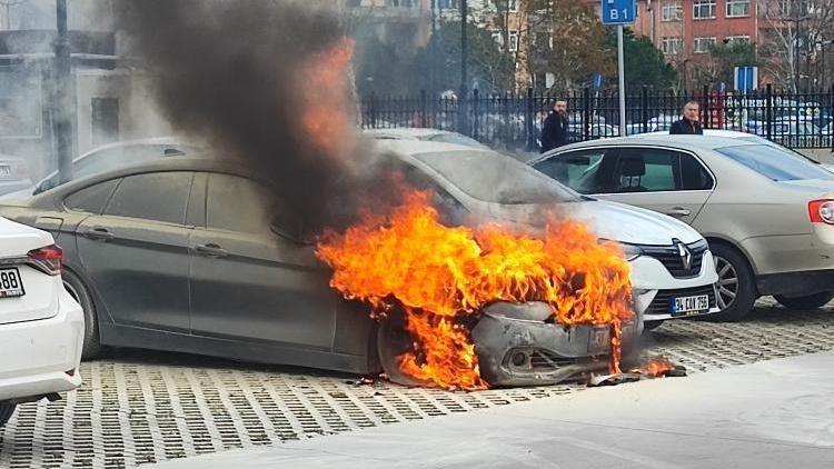 Depremzedeyi taşıyan otomobil hastane otoparkında alev alev yandı