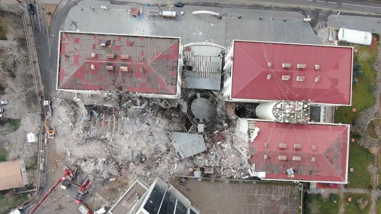 Haklarında yakalama kararı vardı, 2 müteahhit yaptıkları binaların enkazında can verdi