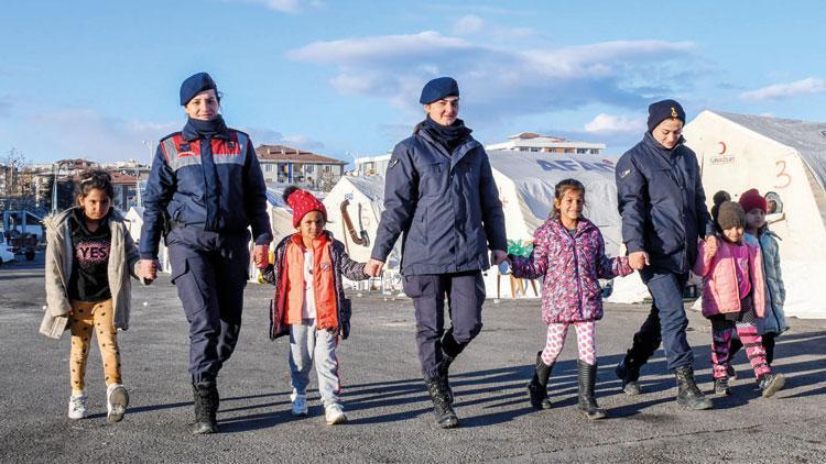 Kadın astsubaylar şefkat dağıtıyor