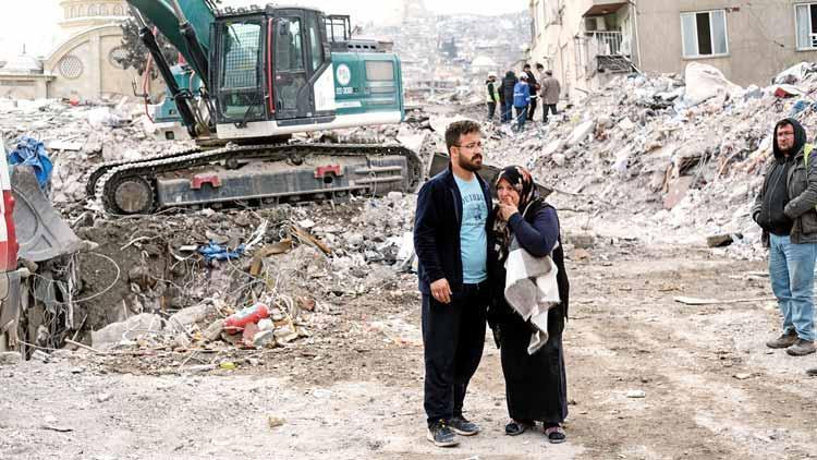 Depremde değil enkaz başında öldü