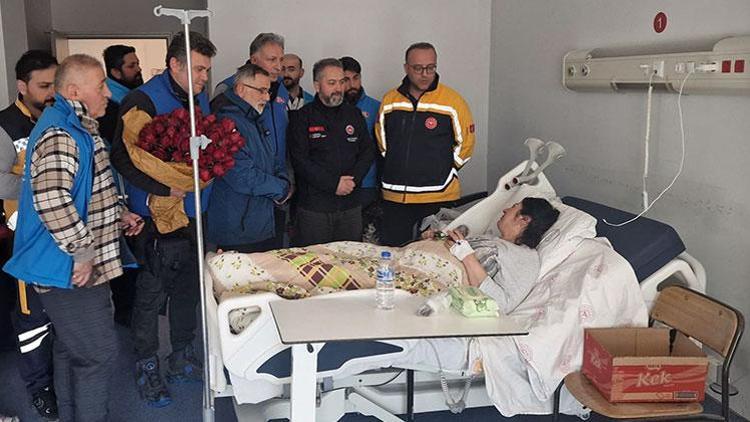 Depremzedeleri hastanede ziyaret ettiler