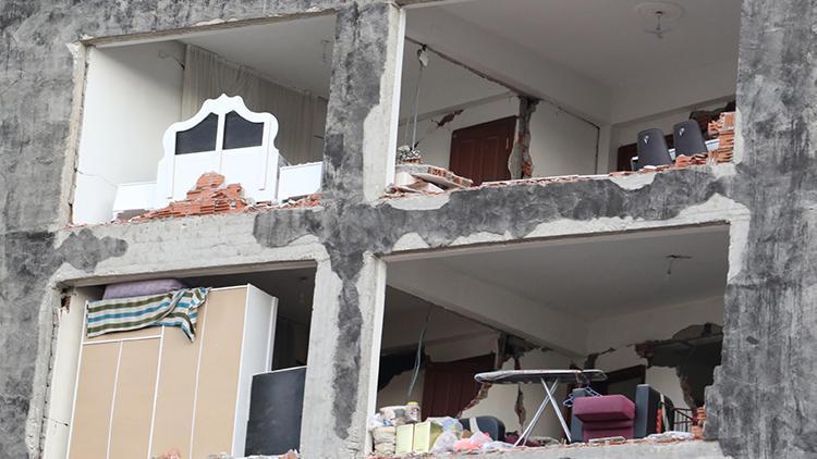 Kahramanmaraş’ta acil yıkım kararı alınan binalarda kontrollü yıkım başladı