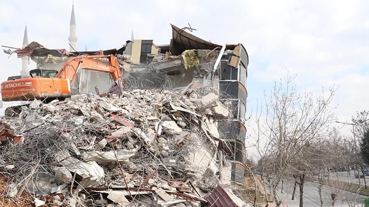 Vali Yerlikaya: Deprem bölgesinden gelen 476 öğrenci ders başı yaptı