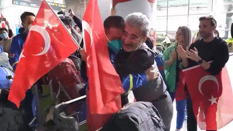 Çin’e dönen kurtarma ekibi, alkışlar ve Türk bayraklarıyla karşılandı