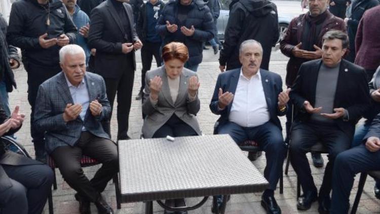 Akşener Diyarbakırda depremde ölenlerin yakınlarına taziyede bulundu