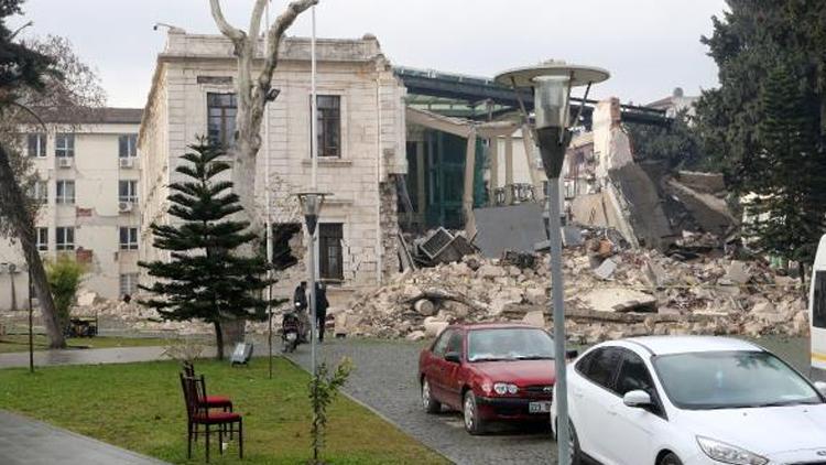 Tarihi Hatay Valilik binasının bir bölümü çöktü