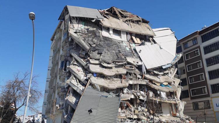 Malatyada ağır hasarlı binalardan eşya tahliyesi yasaklandı