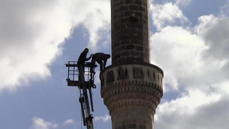 Adanada 150 caminin hasarlı minaresi yıkılıyor