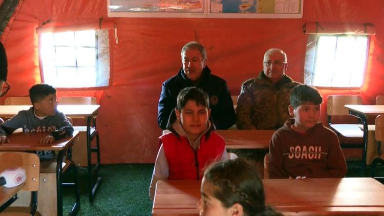Bakan Akardan çadır kentte Mehmetçik Okuluna ziyaret