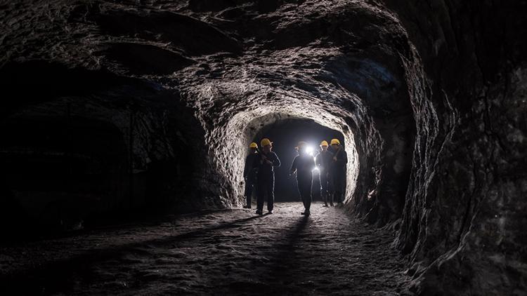 Çinde kömür madeninde göçük: 57 kişi mahsur kaldı