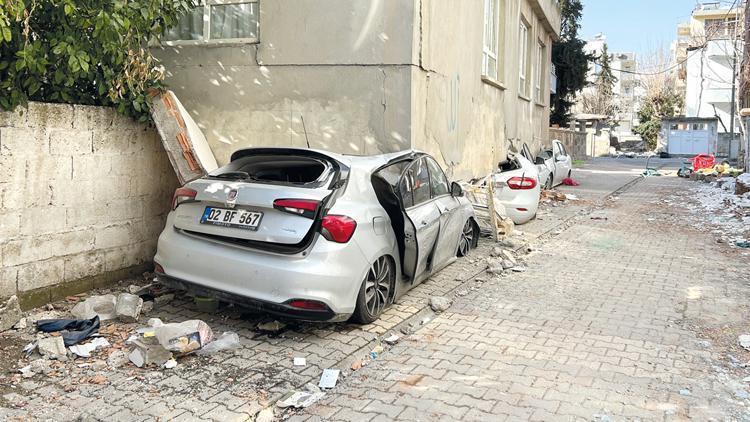 Yeni bir hayat için satılık: Depremzedeler nakit ihtiyacı için ağır hasarlı araçlarını satışa çıkarıyor