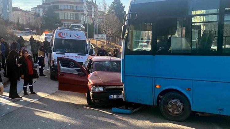 Kütahyada halk otobüsü ve otomobil çarpıştı: 6 yaralı