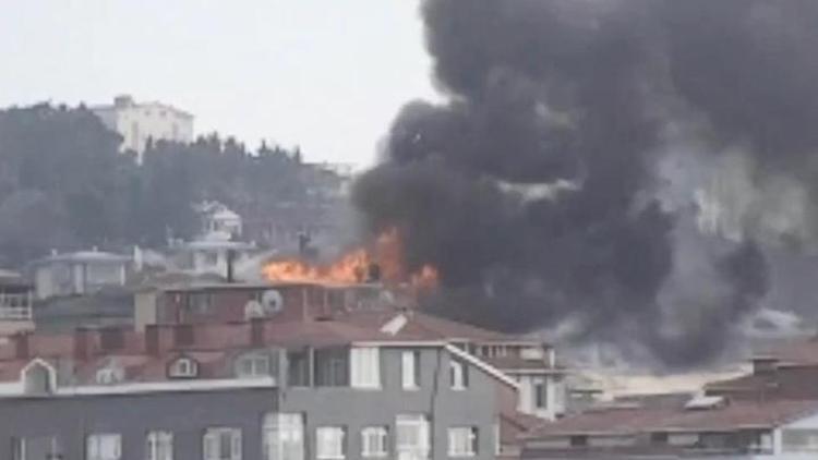 Son dakika... Üsküdar’da çatı yangını