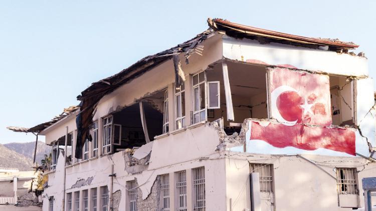 Al bayrak hüzünlü... Tarihi Antakya Lisesi de yıkıldı