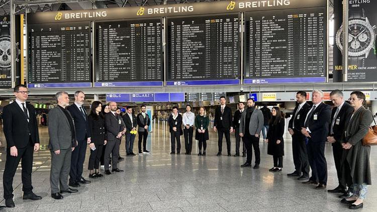 Frankfurt Havaalanı’nda depremzedeler için saygı duruşu