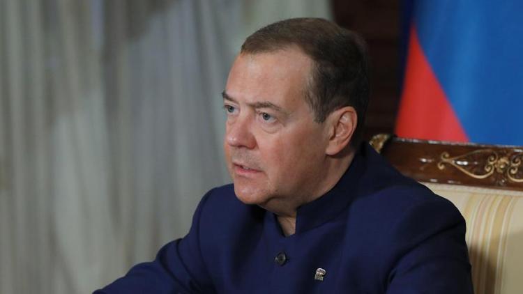 Medvedev: Ülkemize yönelik tehditleri, Polonya sınırına kadar olsa bile mümkün olduğunca geri itmeliyiz