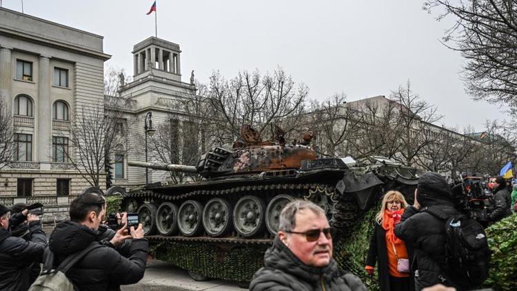 Hasar gören Rus tankı Berlin Büyükelçiliğinin önüne getirildi